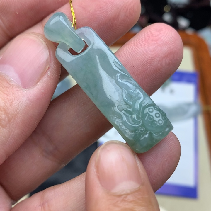 翡翠颈饰未镶嵌莲花