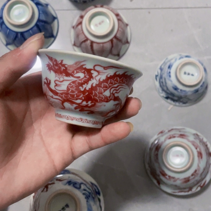 瓷片再***.景德镇釉里红铠甲龙压手主人杯