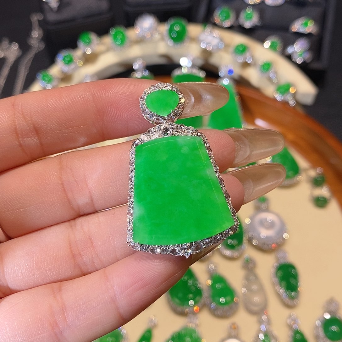 翡翠吊坠(不含链)18K金镶嵌无事牌吊坠