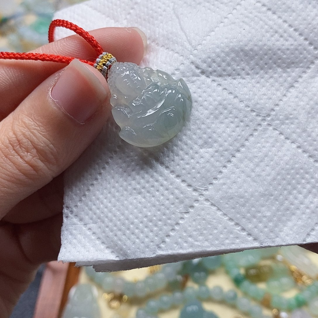 翡翠颈饰未镶嵌闪