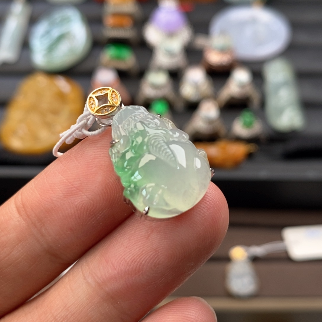 定制翡翠18K金镶嵌缅甸天然翡翠飘绿貔貅