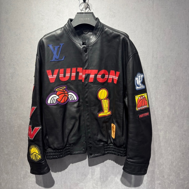 99新 LouisVuitton/路易威登 nba联名徽标logo皮衣/52码/DY213016