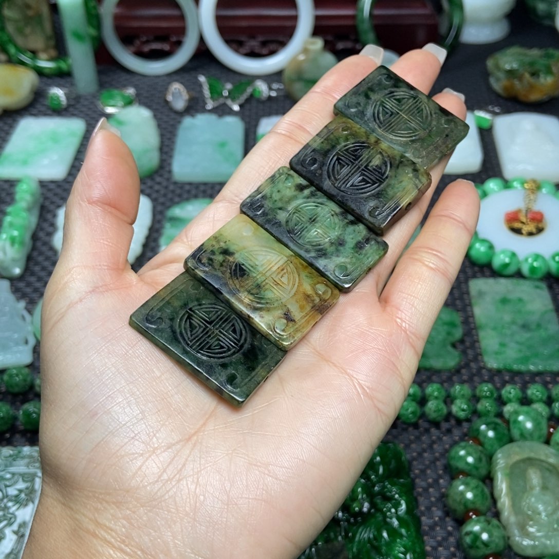 大***渊翡翠未镶嵌挂件清