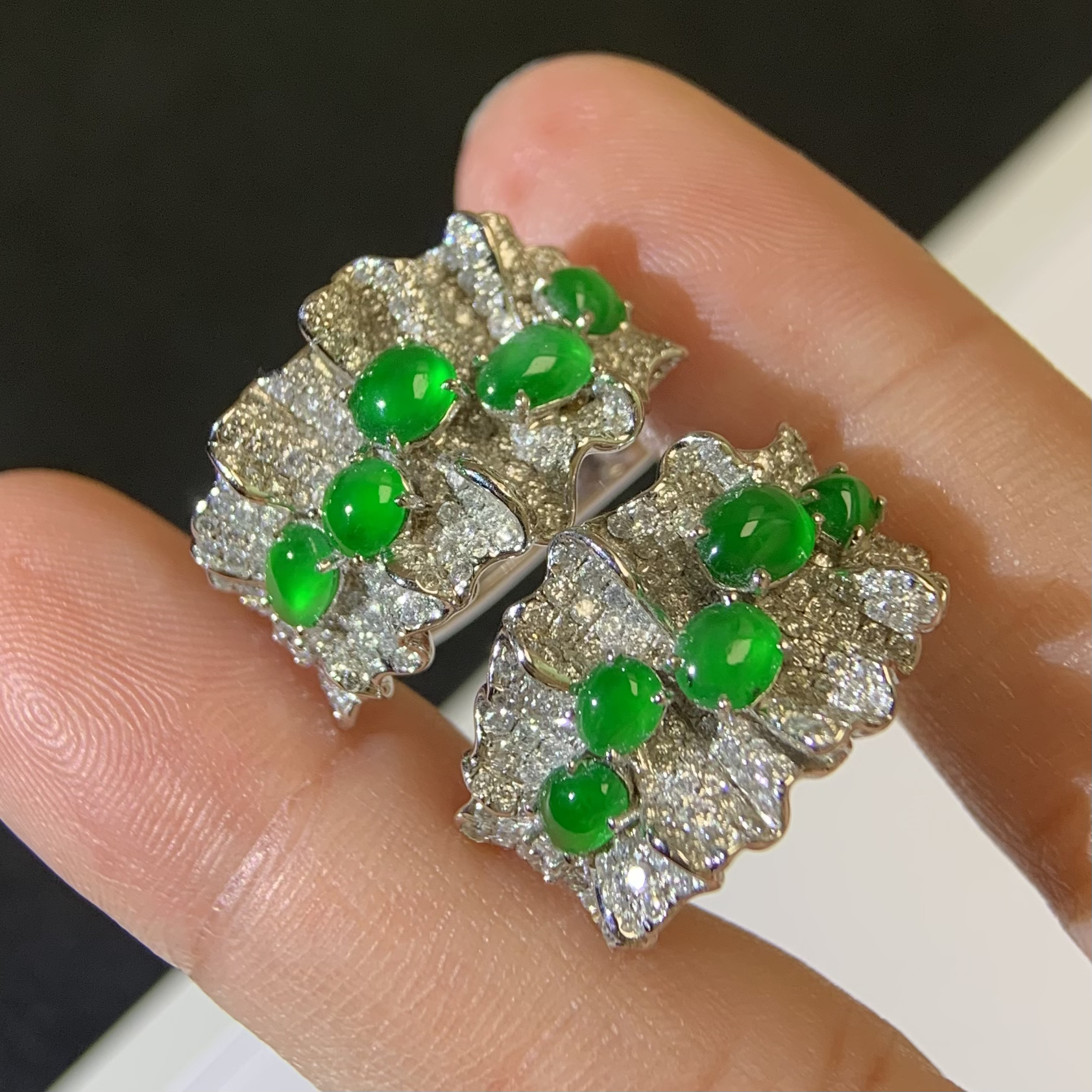 天然翡翠高冰正阳满绿蛋面耳包