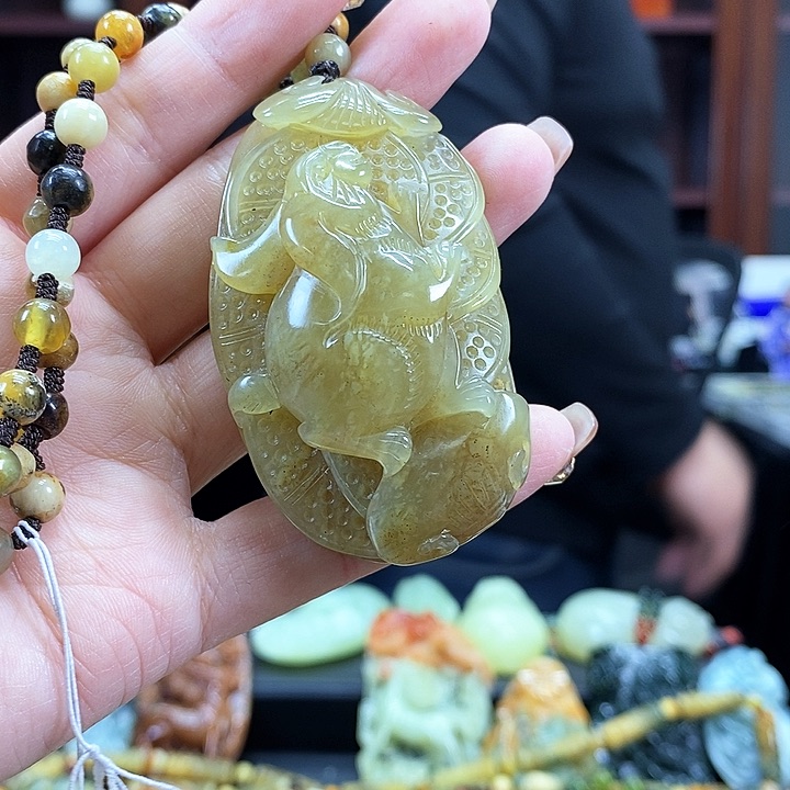 蛇纹石玉吊坠未镶嵌