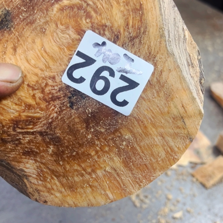 竹***松木琥珀的颜色是