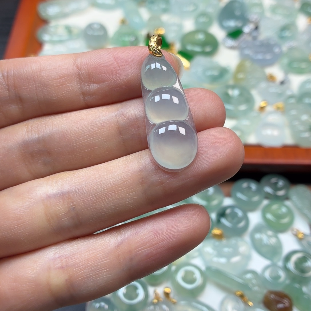 翡翠18K金镶嵌颈饰豆子