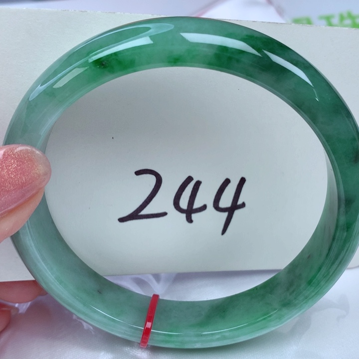 翡翠手镯未镶嵌翡翠