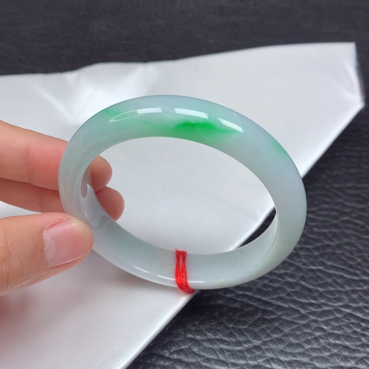 翡翠手镯未镶嵌。