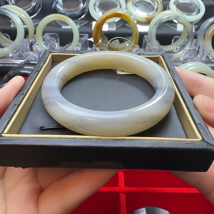 和田玉未镶嵌手镯