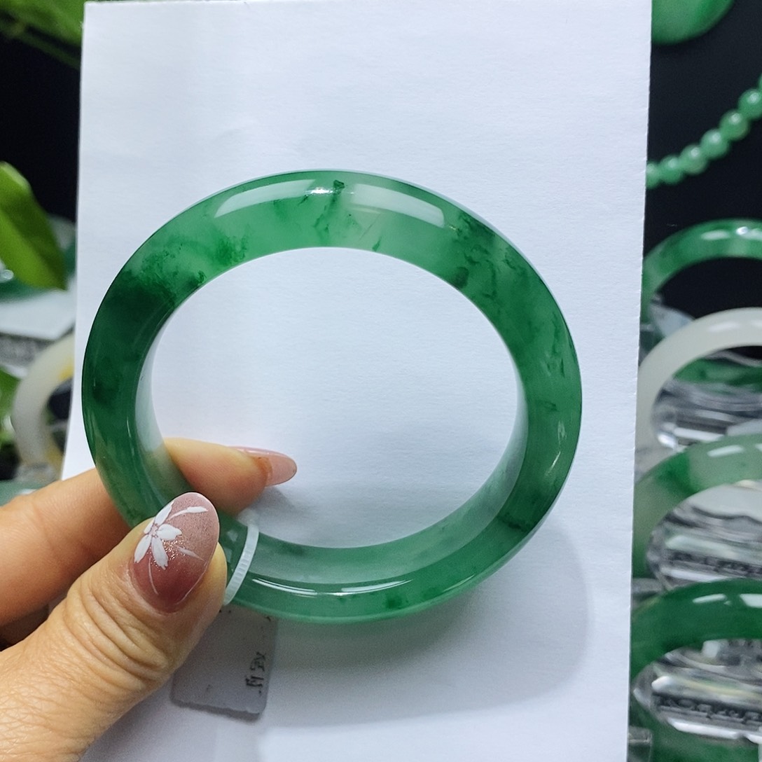 石英质玉手镯未镶嵌未***?