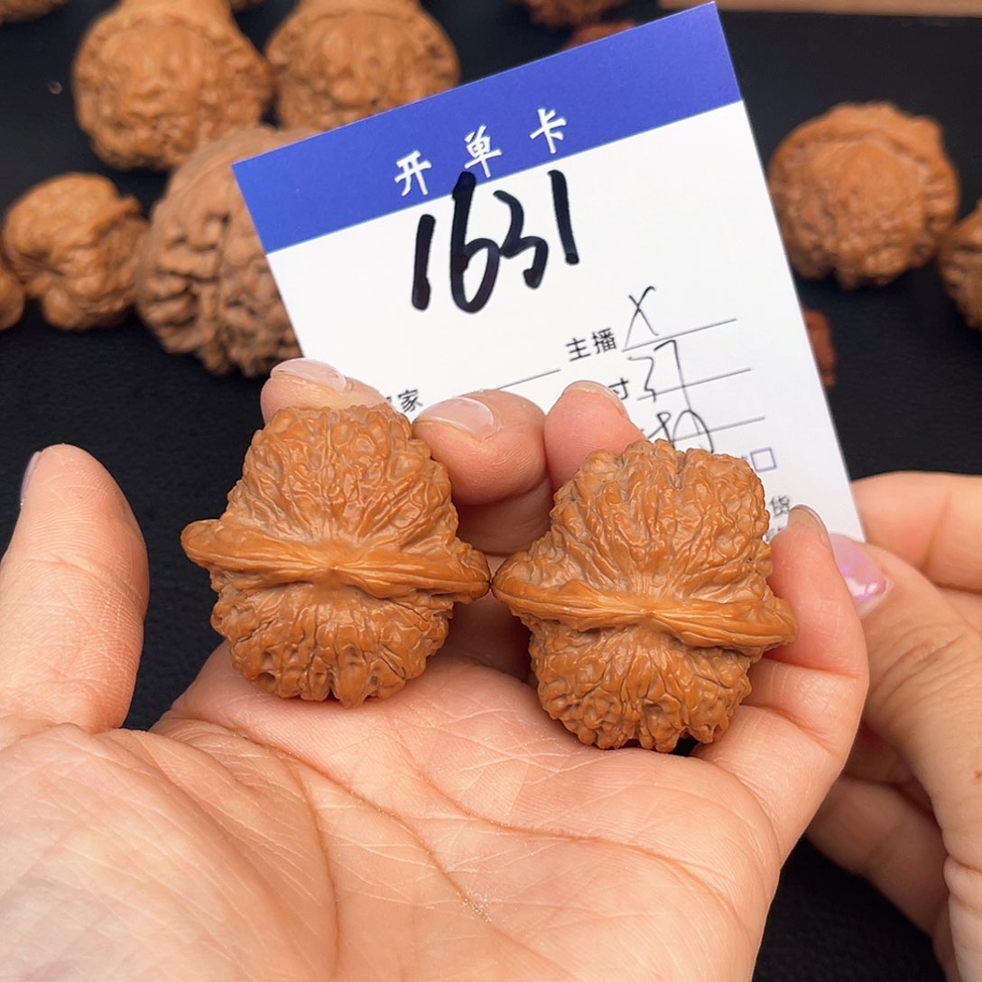 文玩核桃吊坠血麒麟37尺。 1632