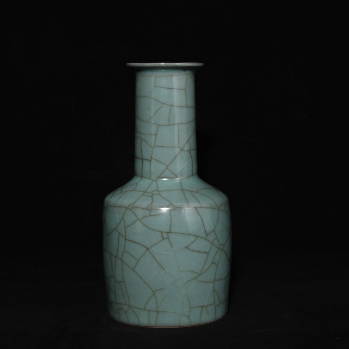 一个绿色的瓷瓶家居花瓶