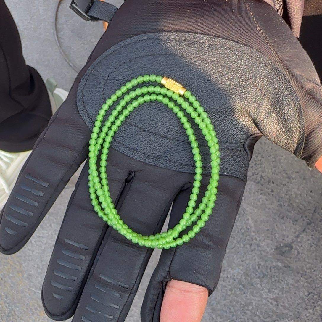 和田玉未镶嵌颈饰卡三米苹果绿