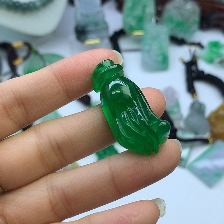 翡翠未镶嵌吊坠(赠链)