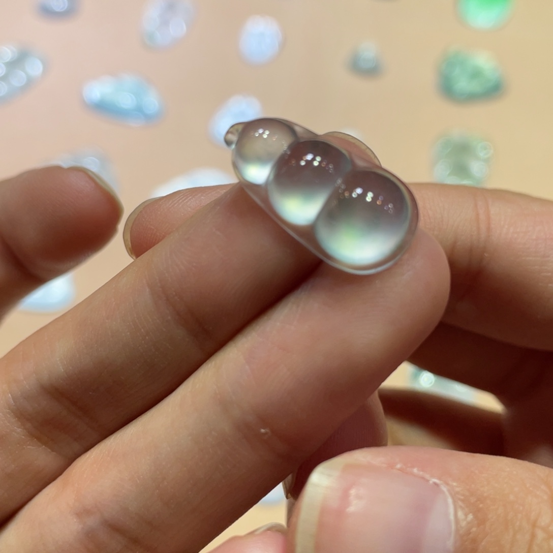 翡翠未镶嵌颈饰豆子