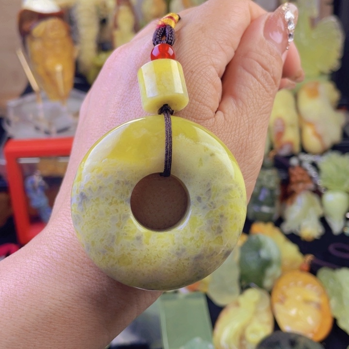 蛇纹石玉未镶嵌颈饰