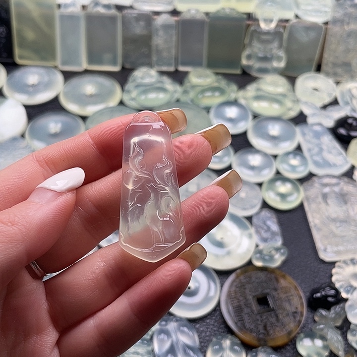 岫玉未镶嵌颈饰九尾狐