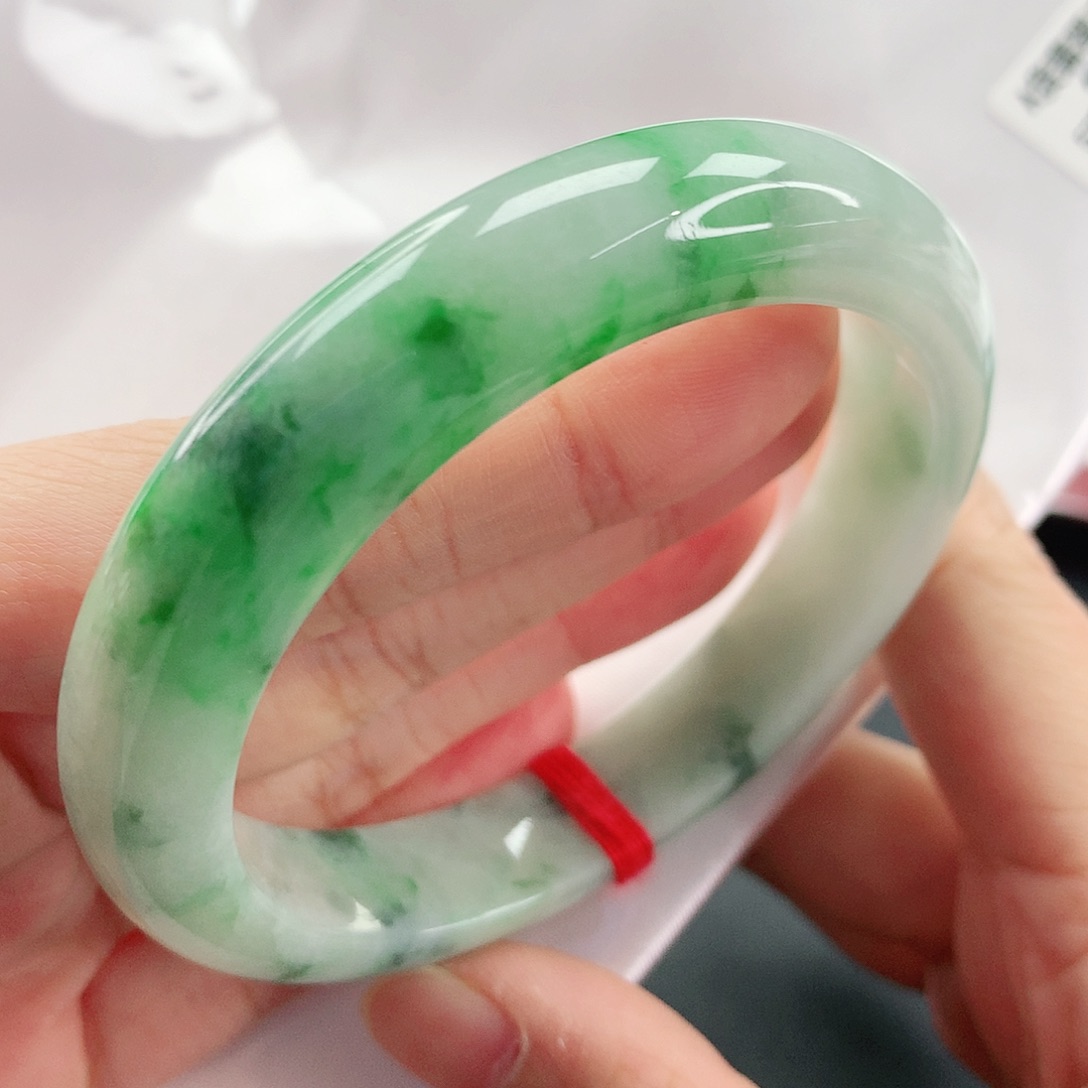 翡翠手镯未镶嵌?**?，