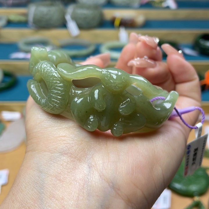 和田玉手镯55圈口。编号49未镶嵌