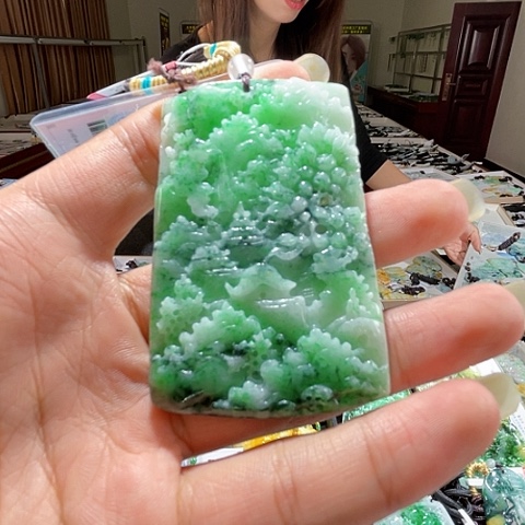 翡翠未镶嵌项圈一个