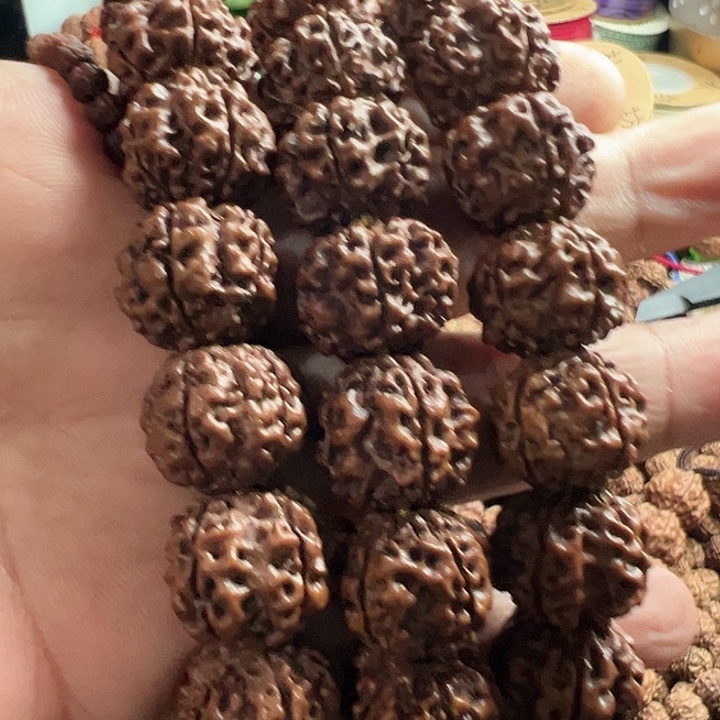 桀***。金刚菩提手串红方印凹底梅花大手持49颗