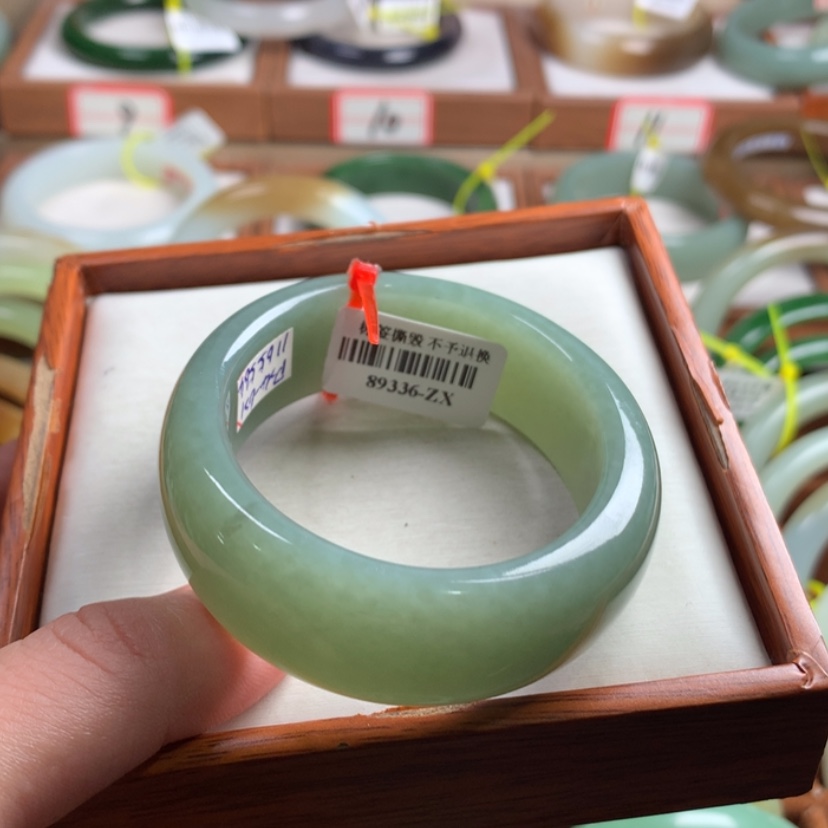 【闪购商品】和田玉手镯（贵妃镯）未镶嵌56