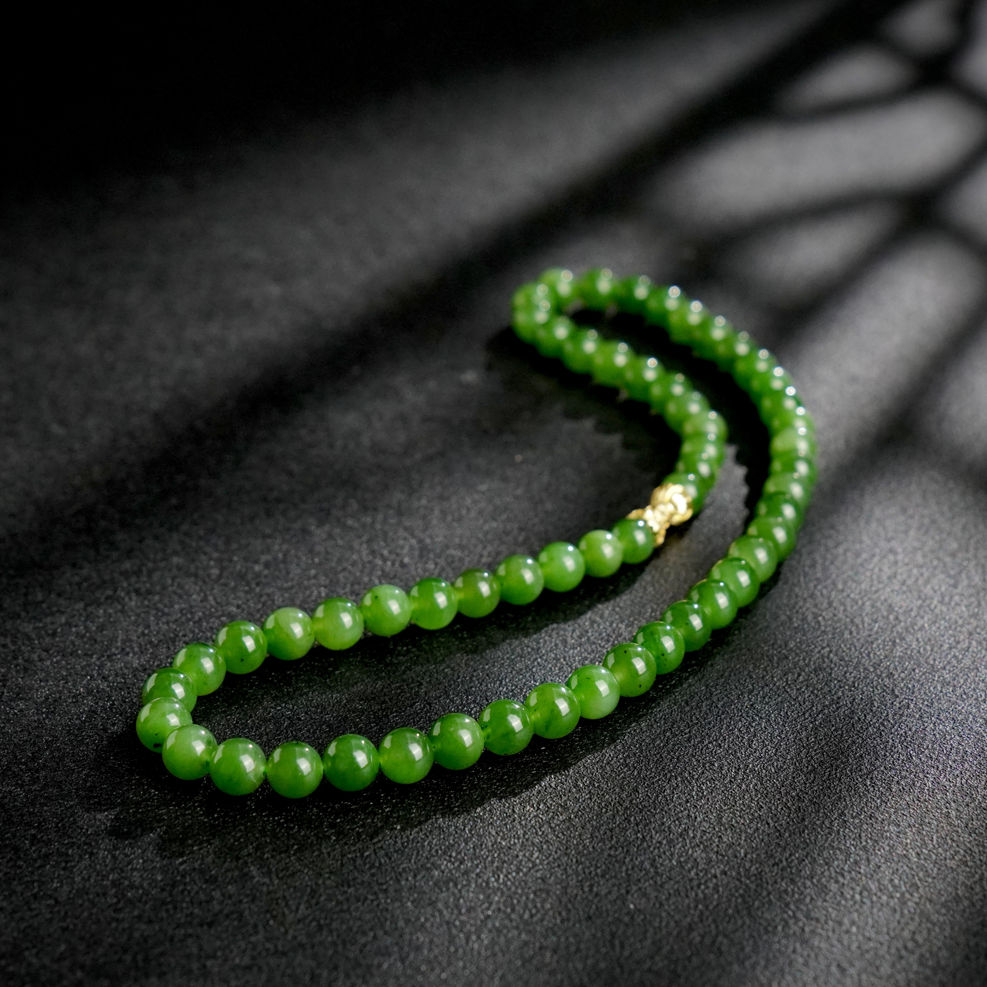 约8mm和田玉碧玉阳绿圆珠项链(有黑点)长度约45cm