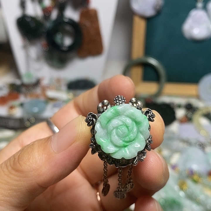 翡翠未镶嵌吊坠(赠链)