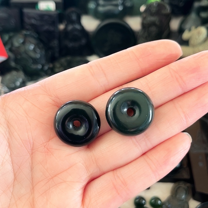 乐***刘蛇纹石玉未镶嵌颈饰