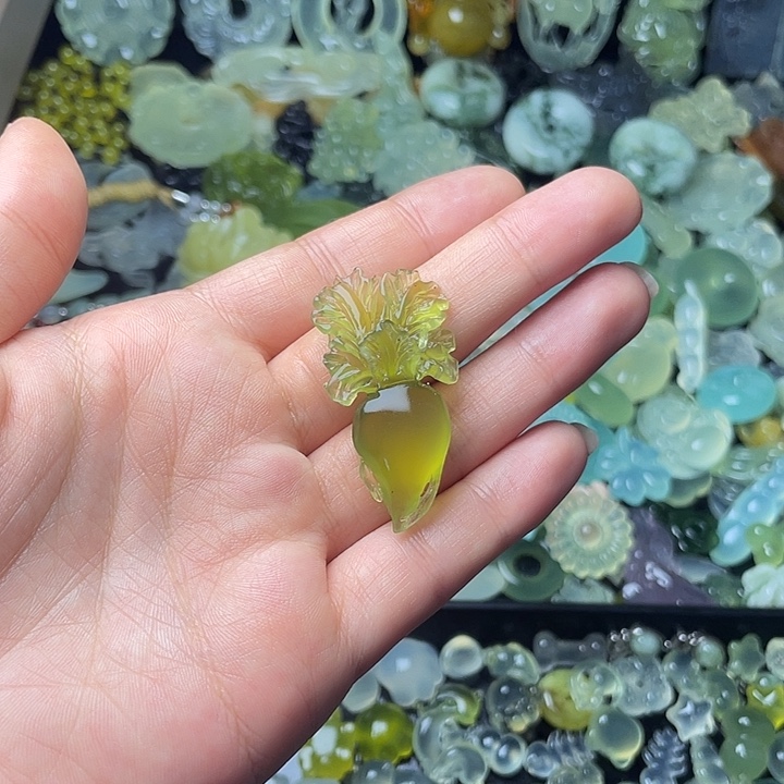 蛇纹石玉合金颈饰萝卜