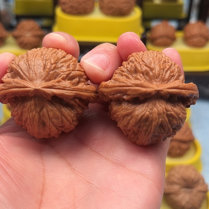 文玩核桃吊坠白狮子43