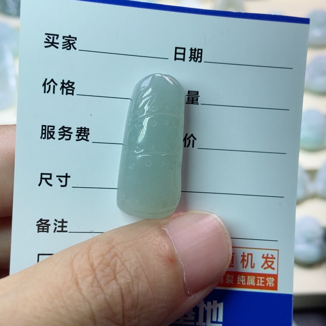 翡翠未镶嵌颈饰竹筒