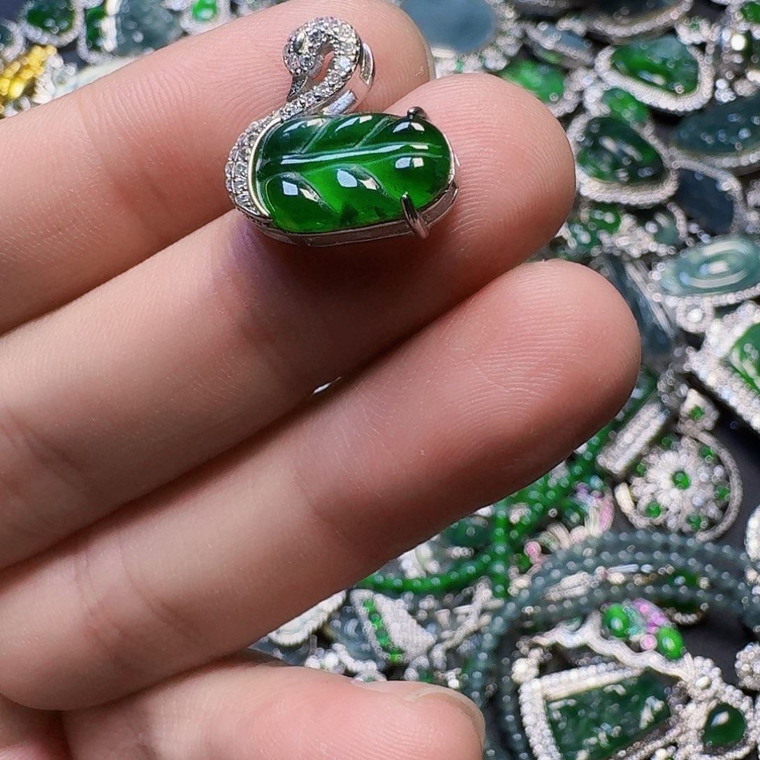 翡翠未镶嵌颈饰天然A货翡翠放漏