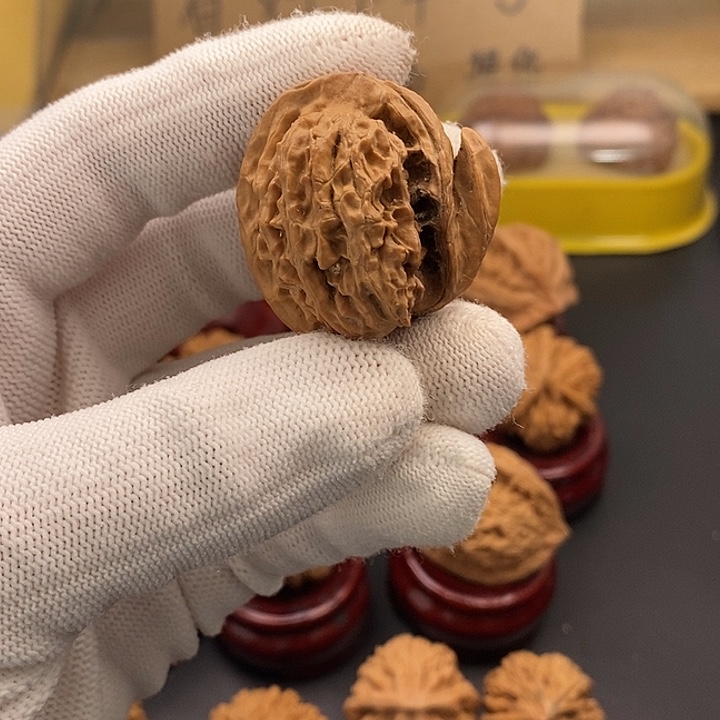 郭***店吊坠文玩核桃瑕疵不退不换