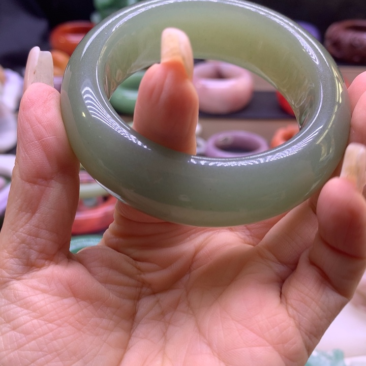 ω***、石英岩玉未镶嵌13468975444