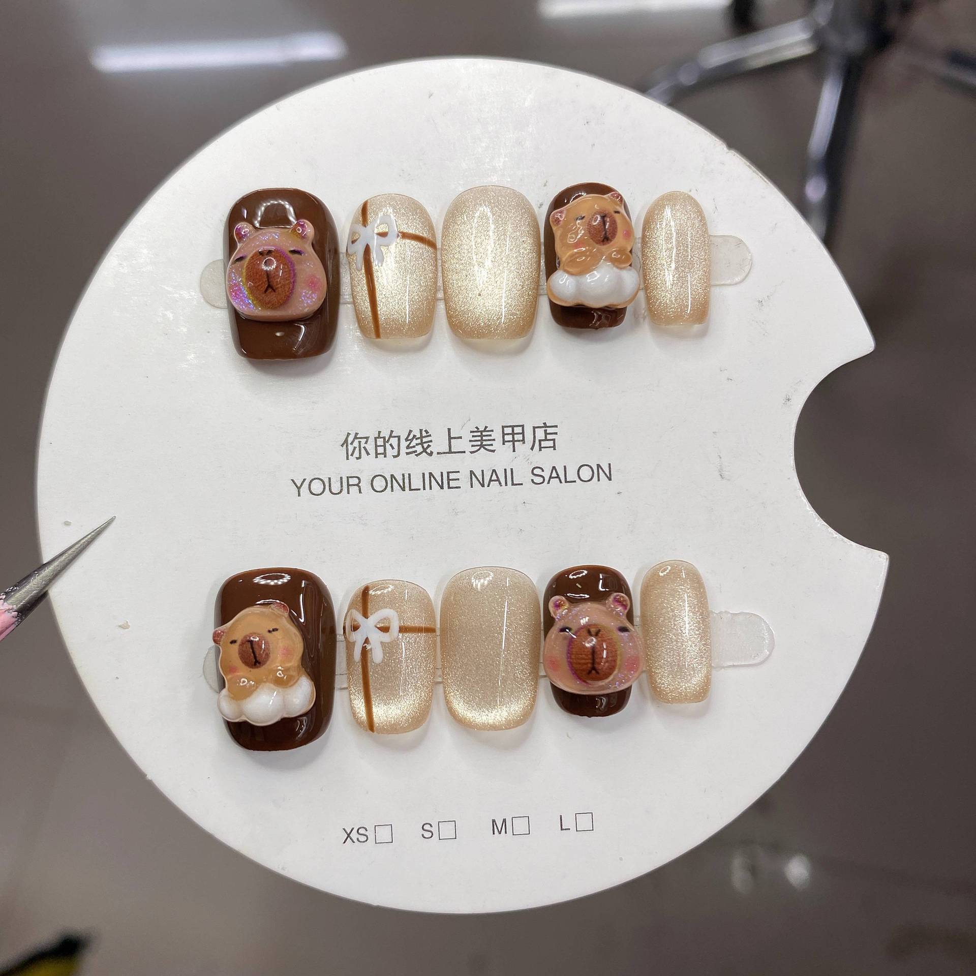 新款纯手工穿戴甲手绘美甲贴片成品可爱卡皮巴拉水豚猫眼