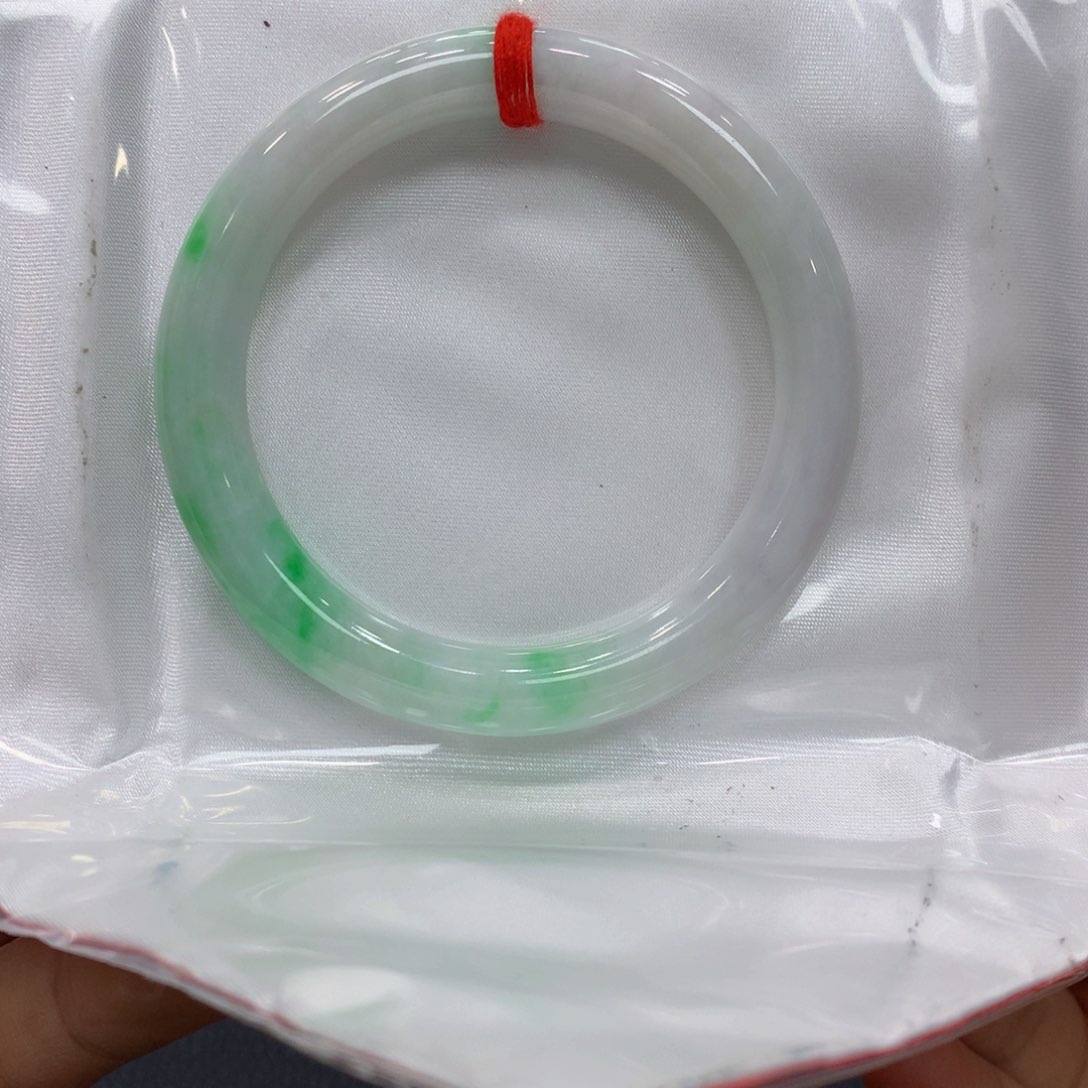 翡翠手镯未镶嵌翡翠