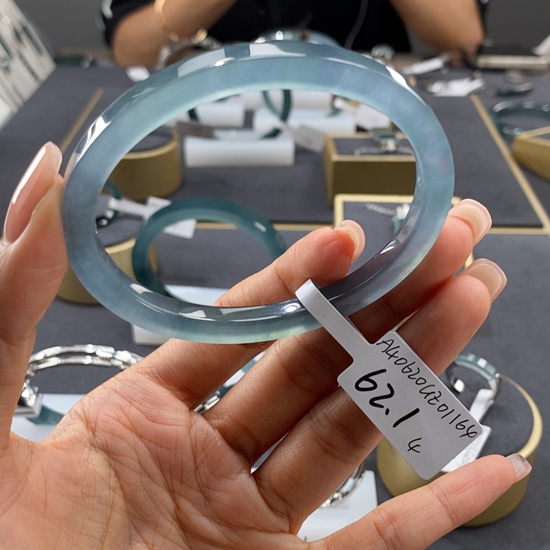 鹤***澜翡翠未镶嵌手镯62.14