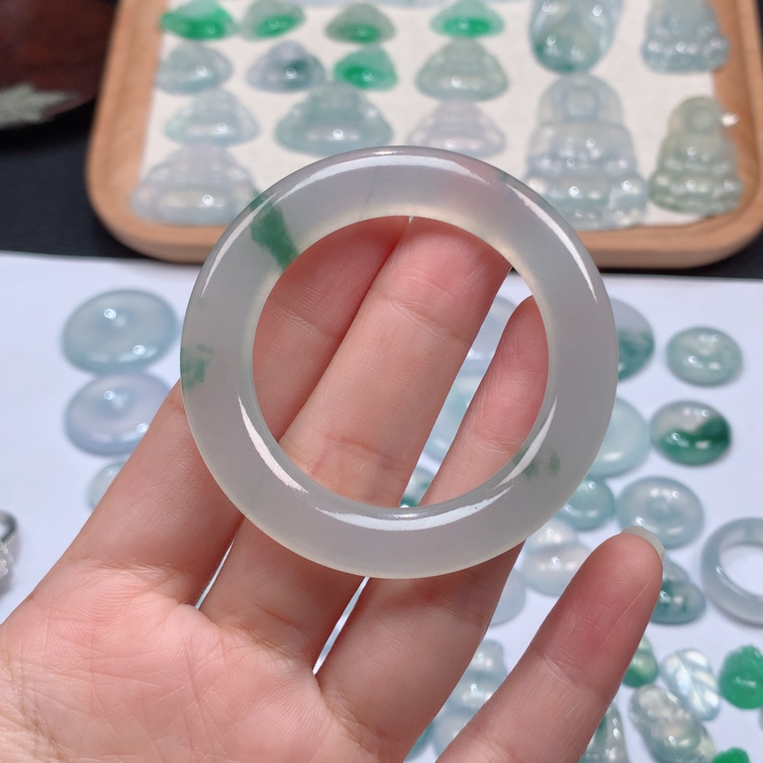 翡翠颈饰未镶嵌冰种飘花平安环