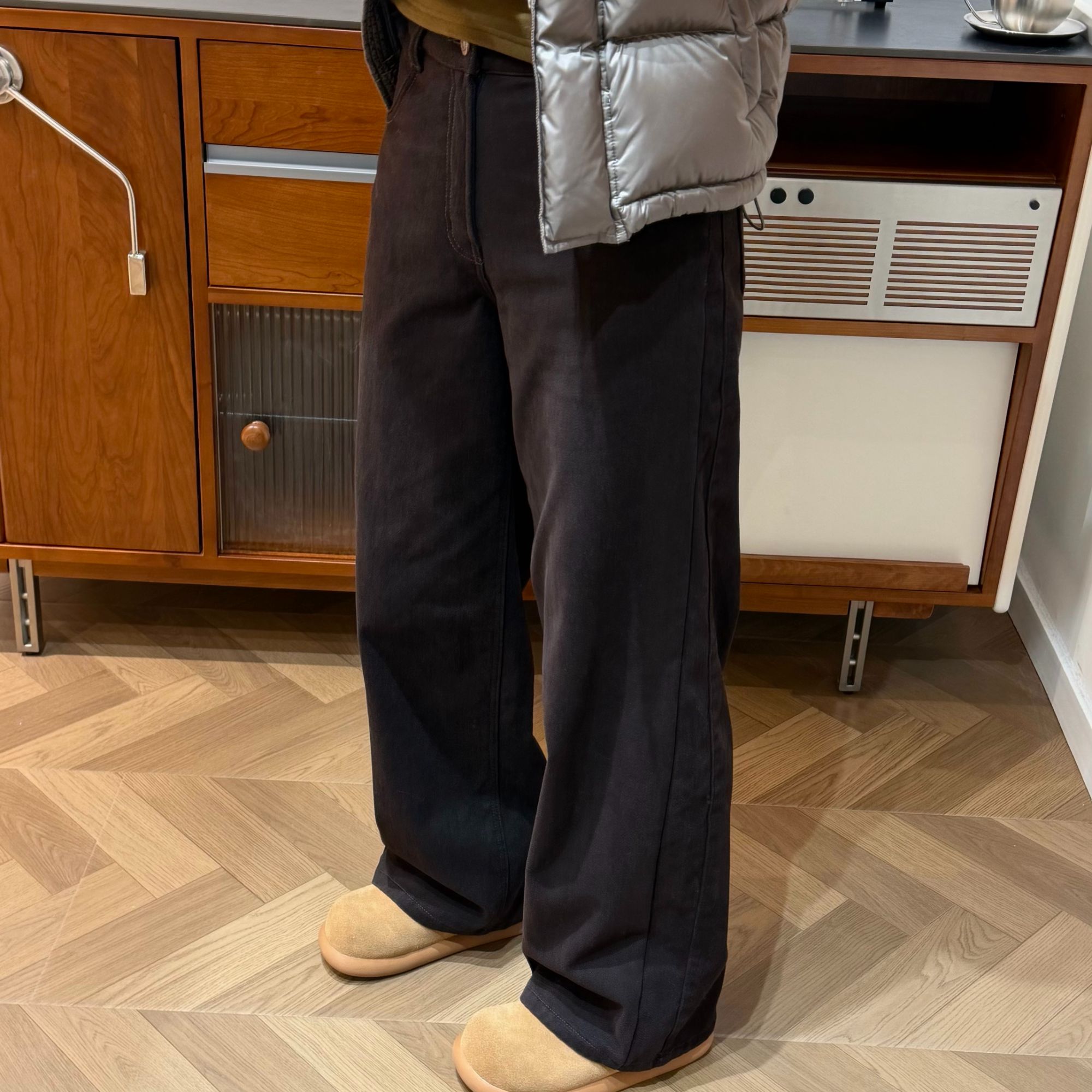 【柳条儿】加绒微弹轻磨绒直筒中腰深咖色牛仔裤