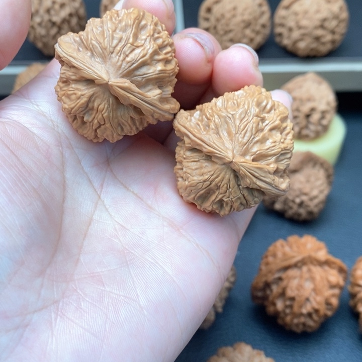 文玩核桃吊坠三角白