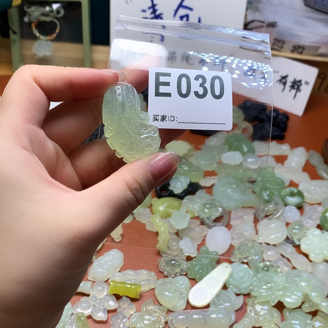 蛇纹石玉颈饰合金