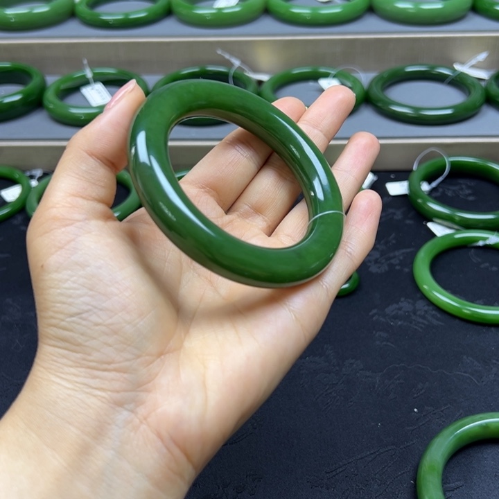 和田玉（碧玉）手镯未镶嵌满色辣绿