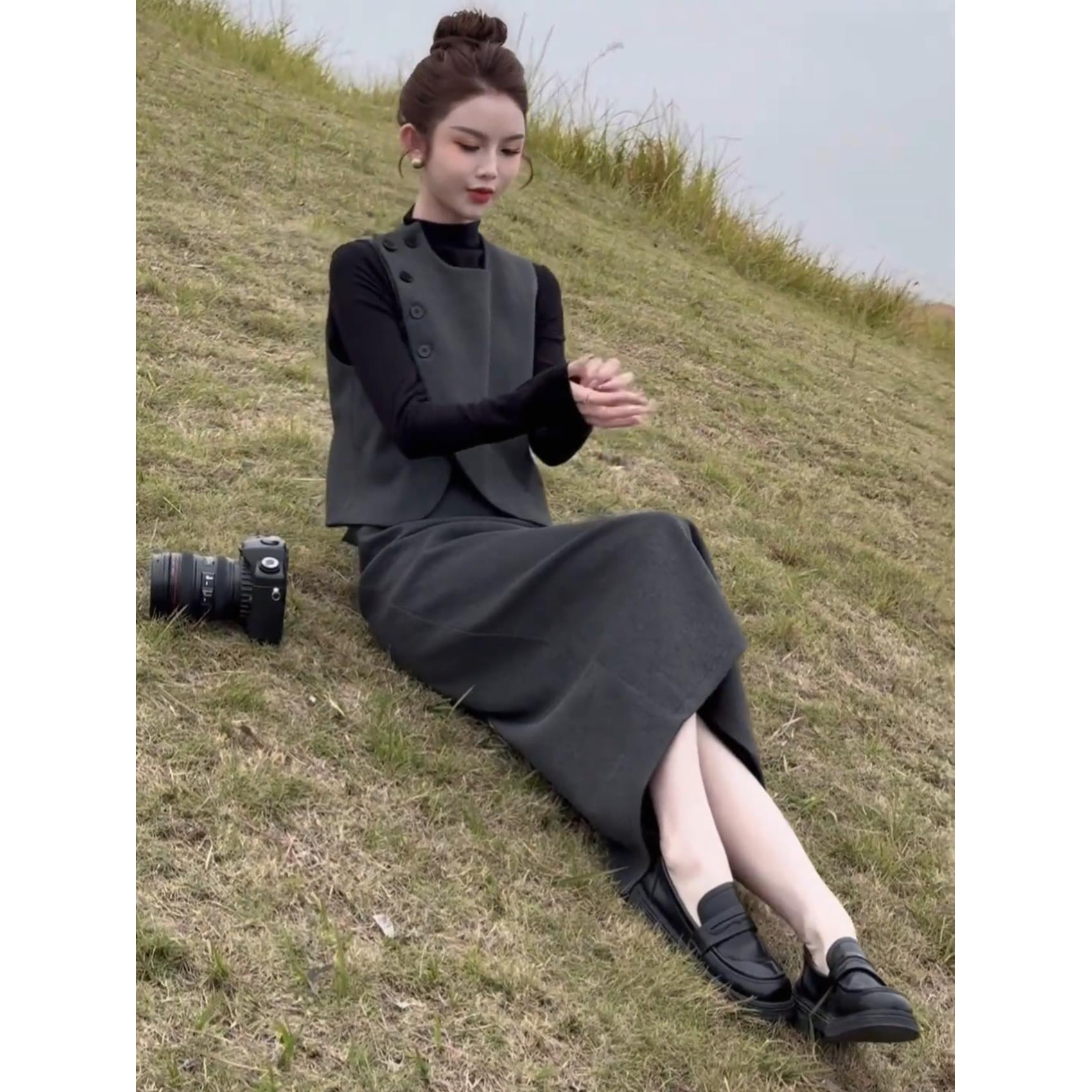 早上秋穿搭套装女西装小香风黑色马甲打底衫+松紧腰开叉半身裙