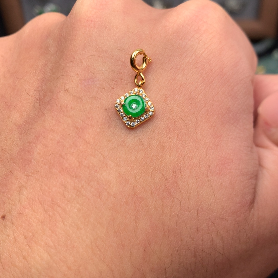 翡翠未镶嵌颈饰你是