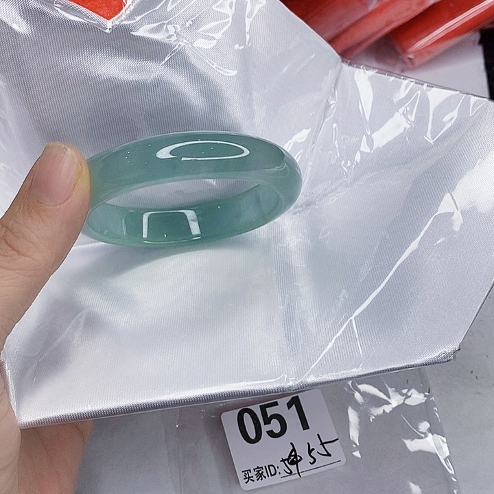 翡翠未镶嵌手镯一图一物实物为准（微瑕处理）