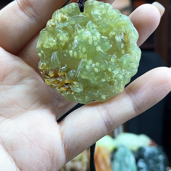 蛇纹石玉吊坠未镶嵌