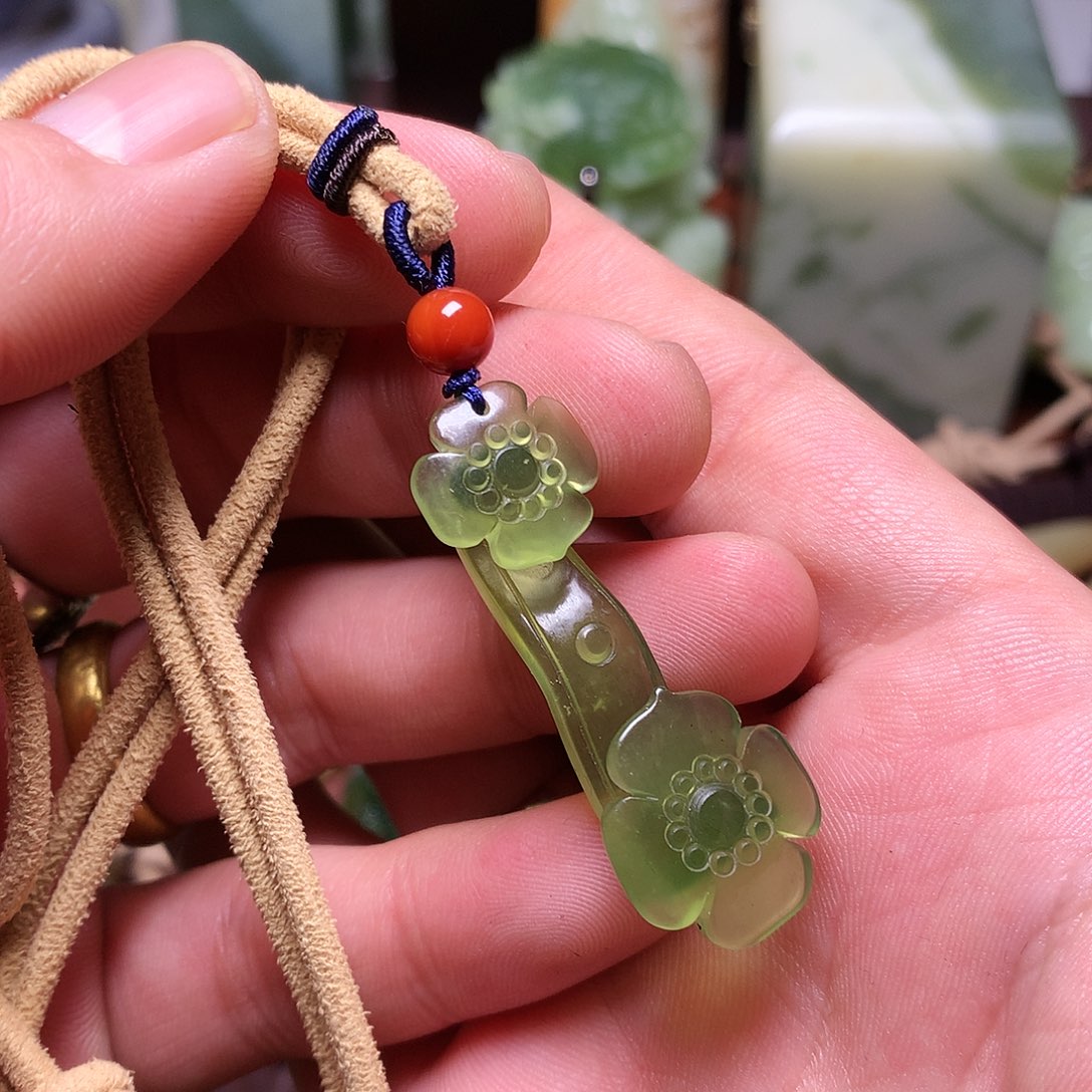 蛇纹石玉颈饰未镶嵌