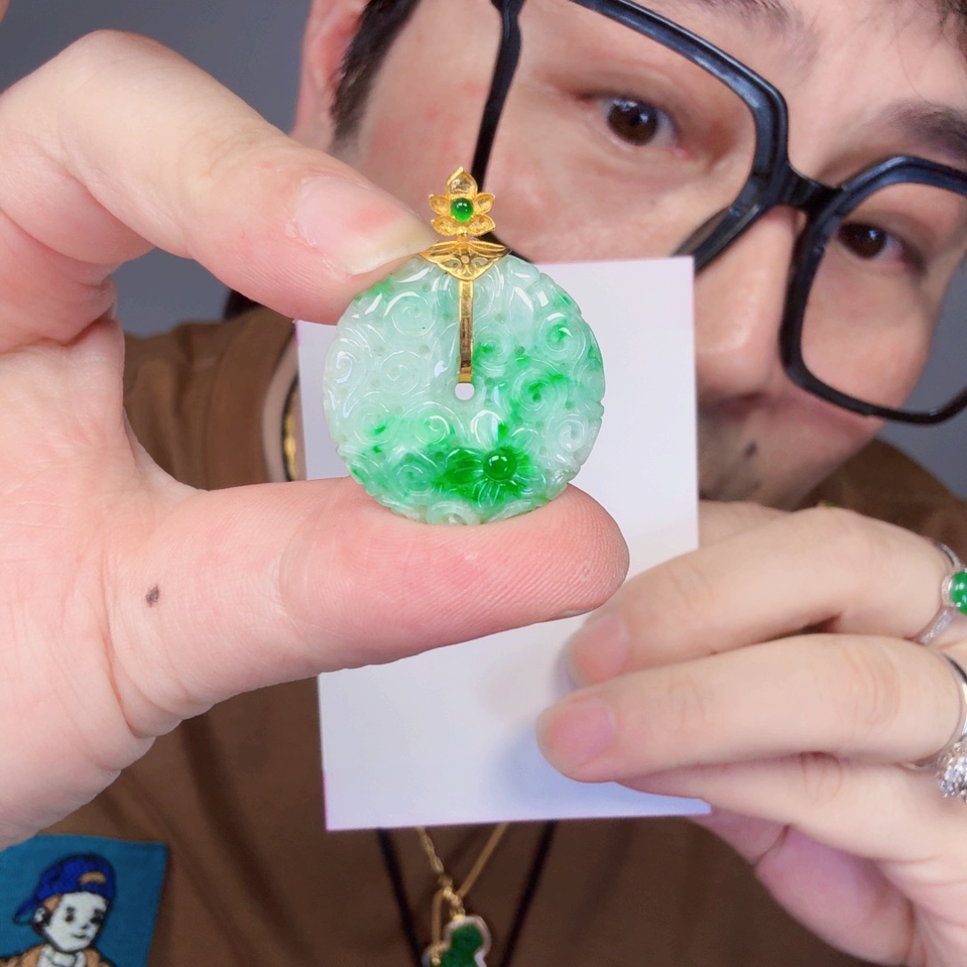 翡翠18K金镶嵌颈饰一件